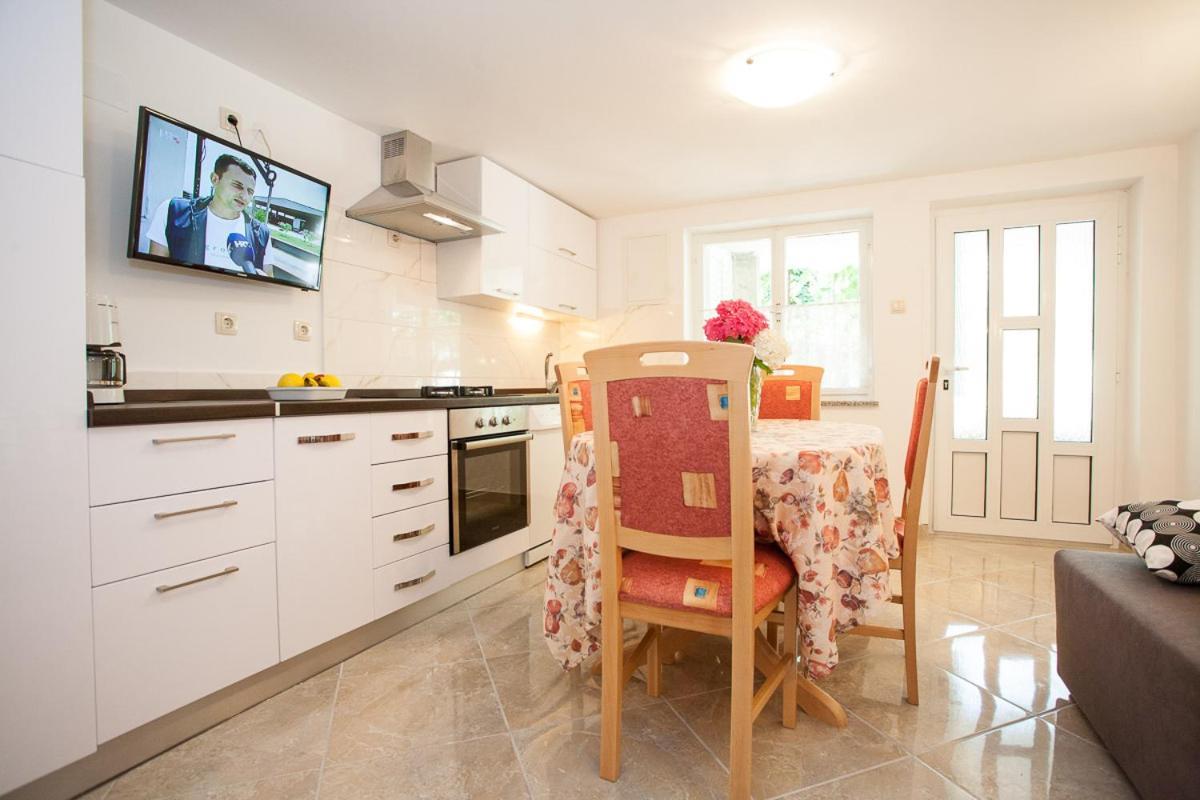 Apartments Melita Кърк Екстериор снимка