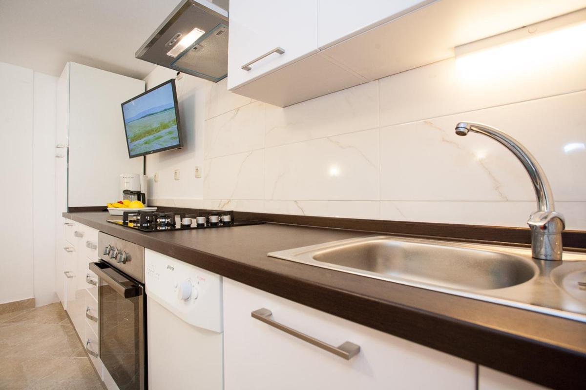 Apartments Melita Кърк Екстериор снимка